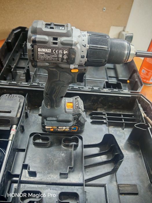 Акумулаторен винтоверт DeWALT ударен с 2 батерии и зарядно, 18 V, 1.7