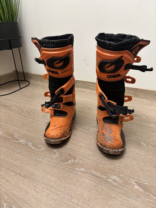 Продавам екипировка за кросов мотор подходяща за ktm