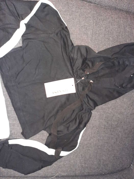 Compleu fusta si top cu glugă