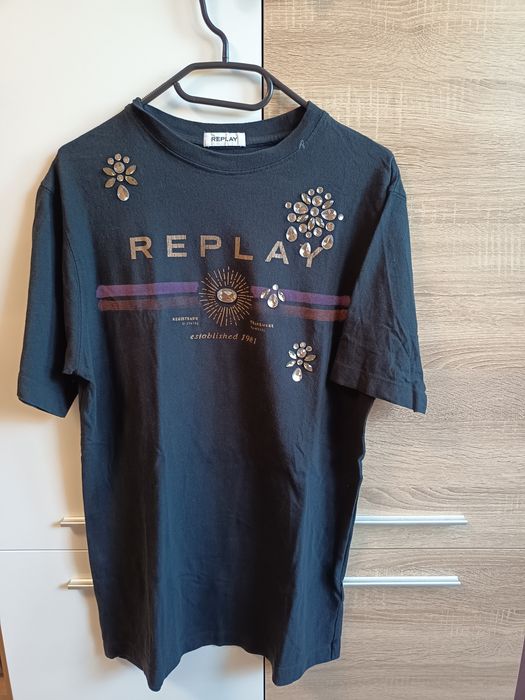 Продавам черна тениска Replay