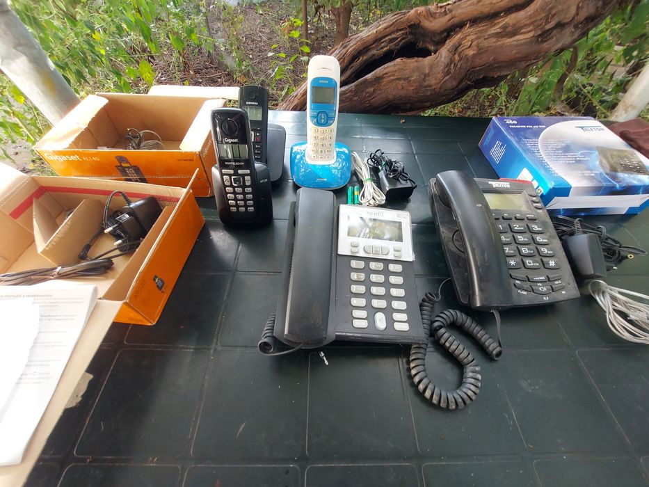Telefoane fixe cu fir  dar și fără fir