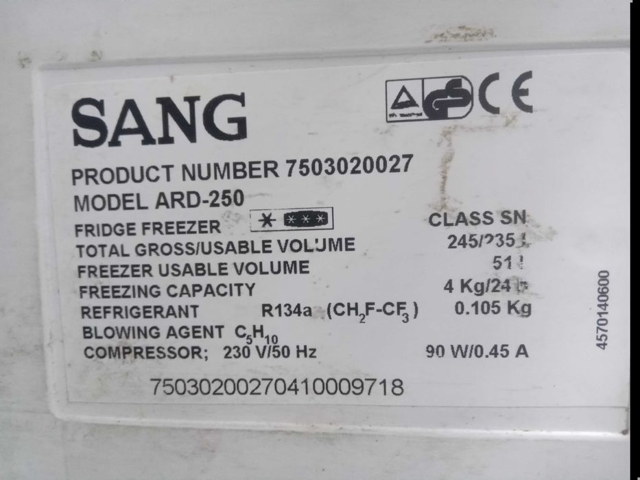 Продавам  хладилник санг