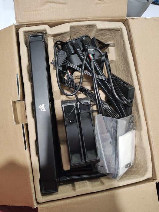 Corsair iCUE H100i ELITE LCD XT водно охлаждане