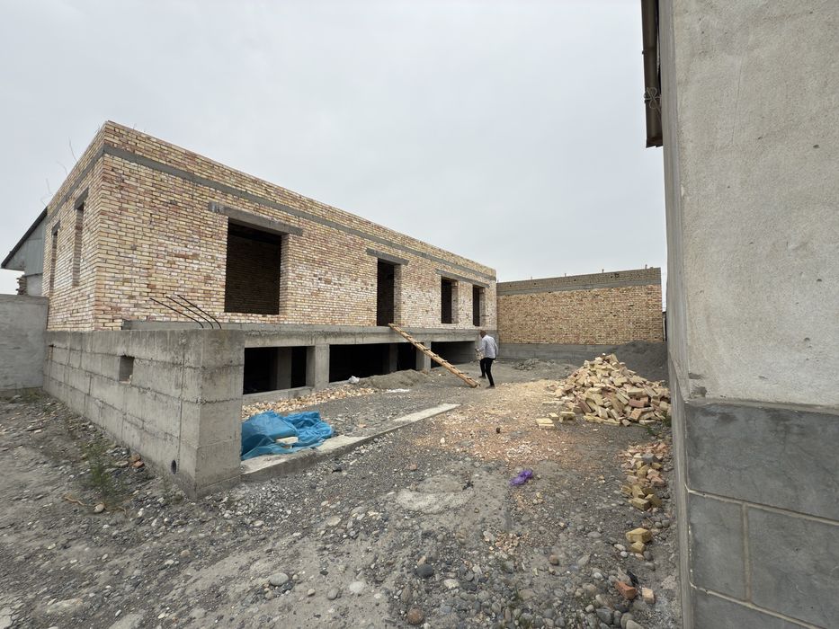 Янги иморат сотилади 3 сотикга якин 4 уй 2 та санузел битта хол подвал