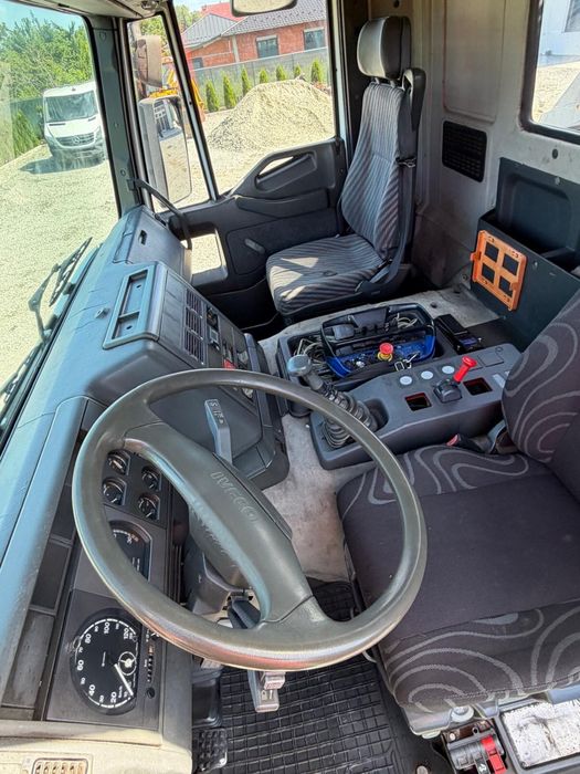 Camion basculabil cu macara 22 metri