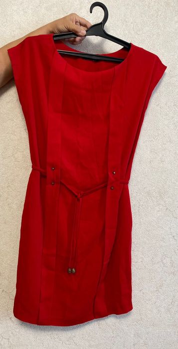 Әдемі көйлектер сатылады