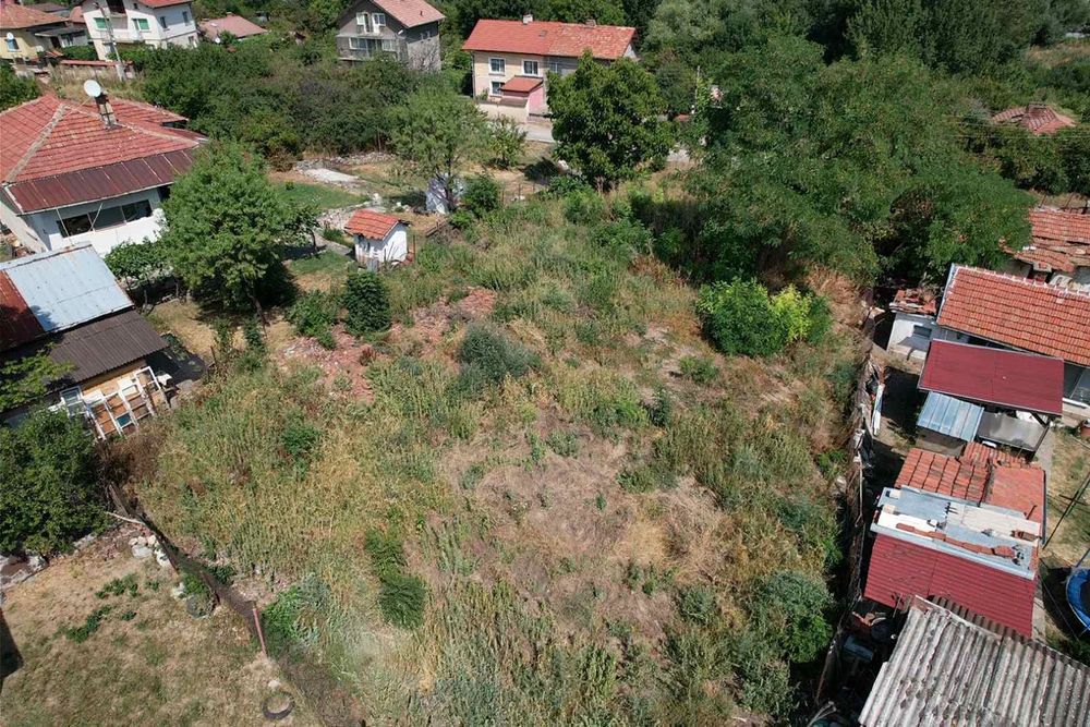 Продава парцел в Центъра на с.Петърч