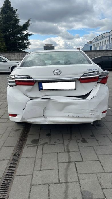 Продавам 2 броя Toyota Corolla на части 1.6 /1.8