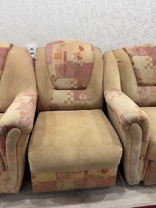 Продам угловой диван с креслом