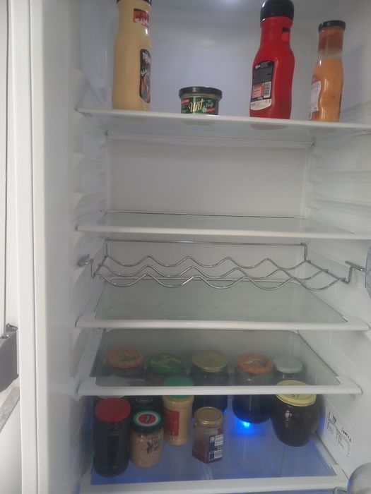 Vând frigider Beko cu dozator apa ,ceas și  mesaj vocal