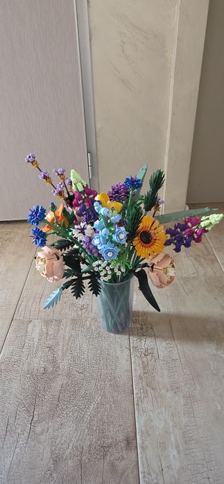 Сглобено Lego букет цветя