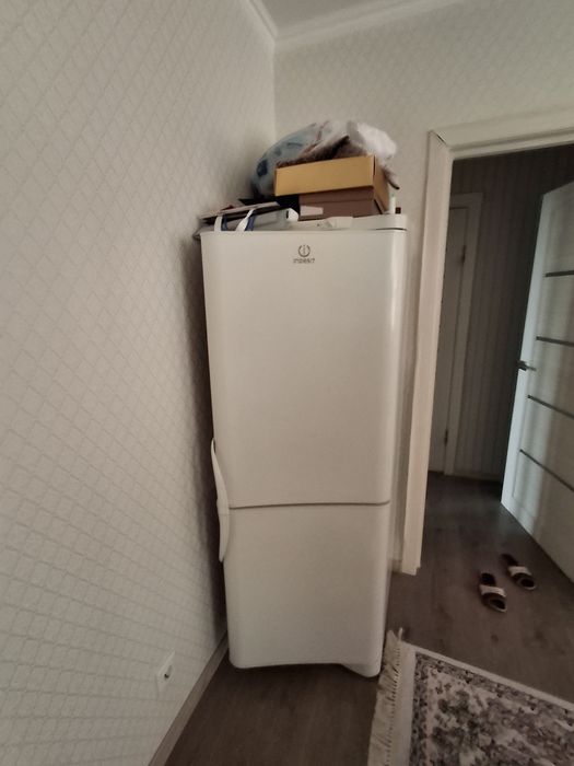 Холодильник Indesit сломанный
