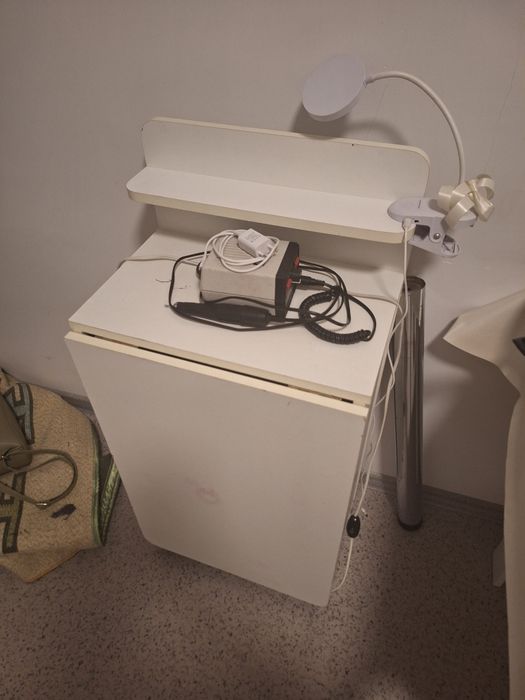 Маникюрный стол белый