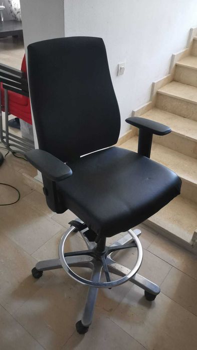 scaun inalt receptie intersthul
