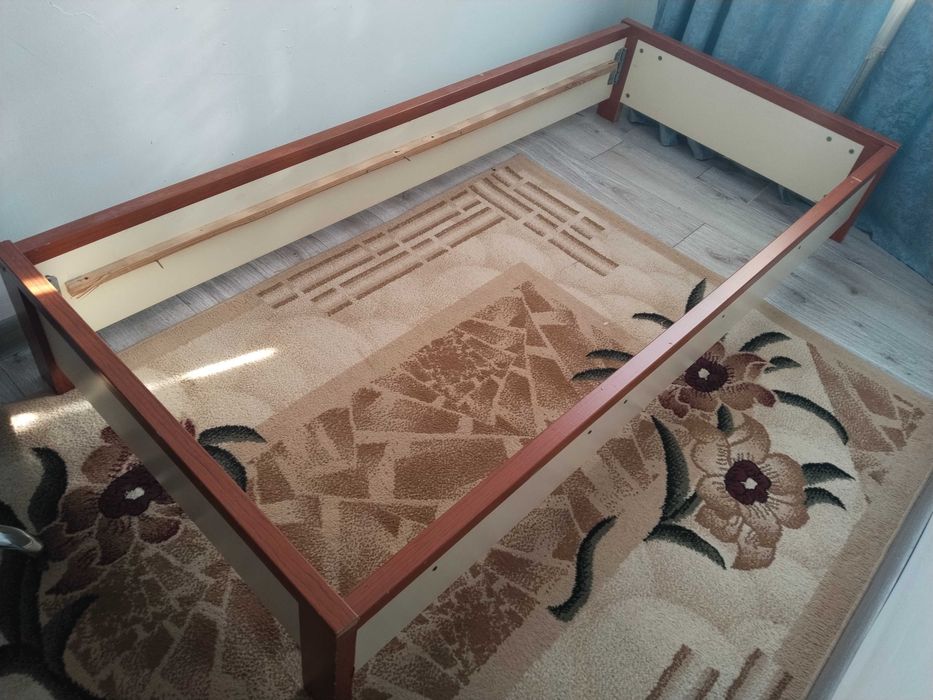 Кровать с матрасом продаю