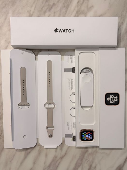 Apple Watch SE 40MM - Gold Aluminum Case Starlight Sport Band