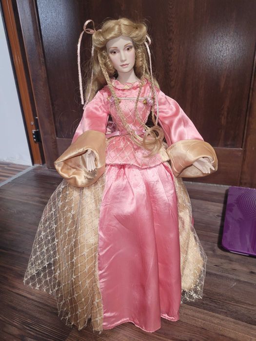 Продавам порцеланова кукла