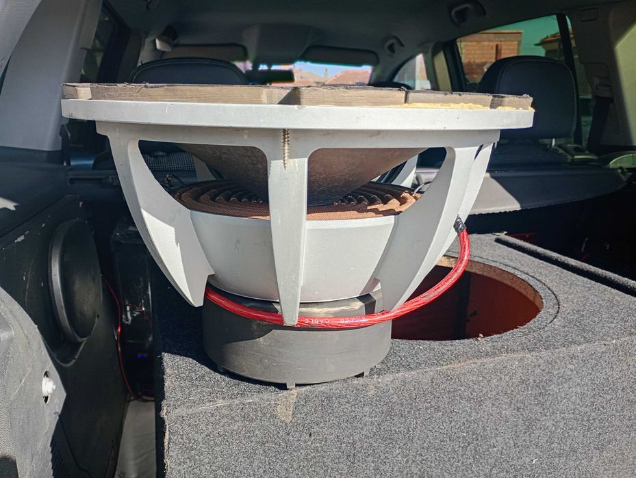 Бас каса Alpine 15 инча с усилвател и силов кондензатор