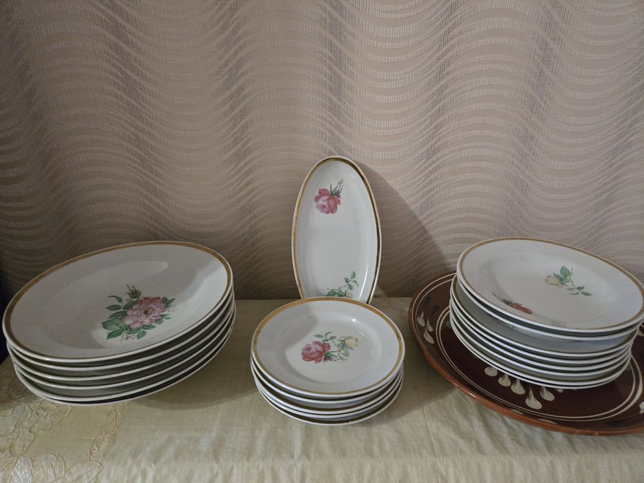 Столовый сервиз из 20 тарелок.