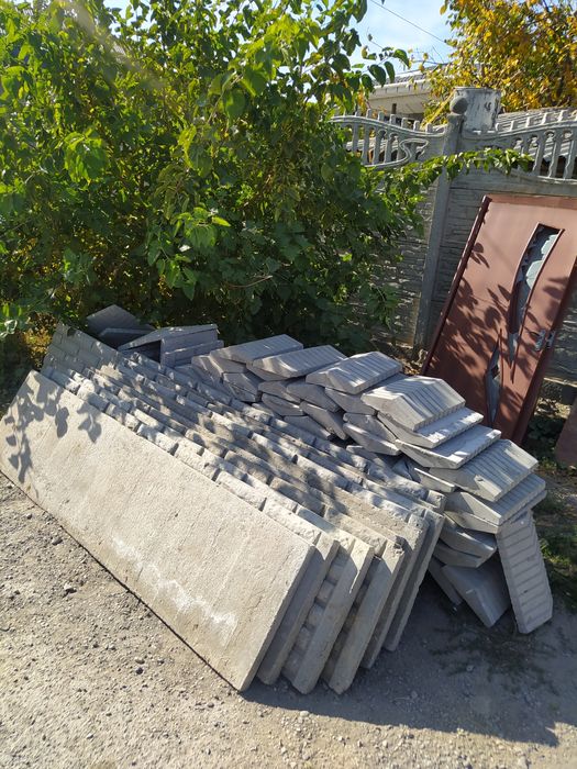 Продам бетонные шапочки на забор