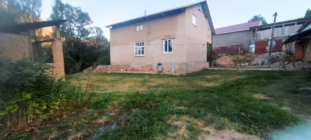 Uy sotiladi Chimyonda yaxshi joyda joylashkan