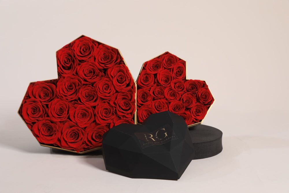 Луксозен букет от вечно живи рози аранжирани в Диамантено сърце