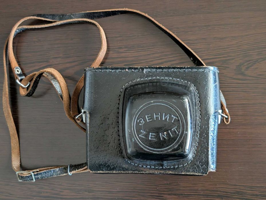 Лентов фотоапарат Zenit EM