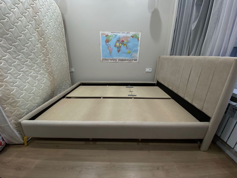 кровать с матрасом