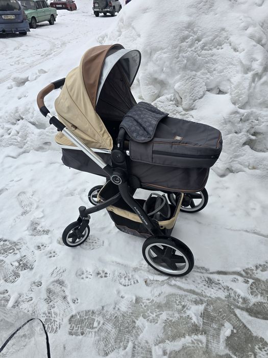 Коляска для малышей