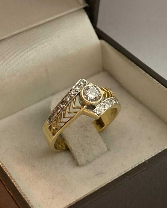 Inel vintage de aur galben 18k cu diamant central 0.25 ct, marime 53