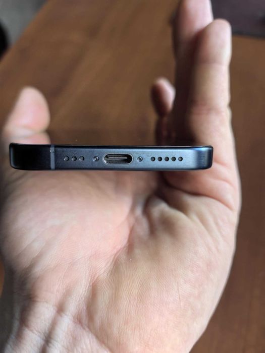 Продавам iPhone 15 pro 128gb