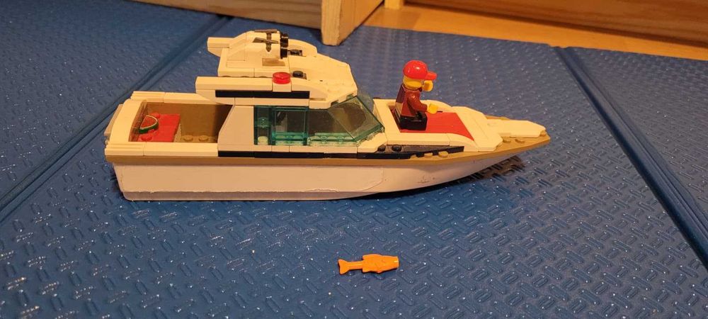 Barcă albă Lego cu omuleț