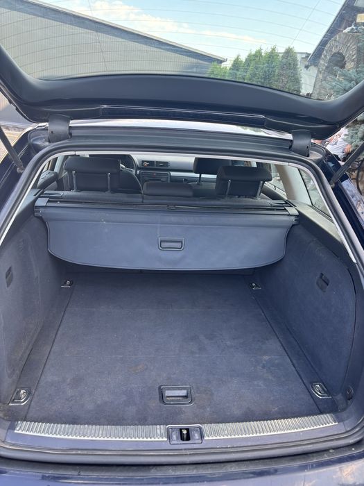 Se vinde Audi A4 B7, an fabricație 2006, motor 2.0 TDI BPW de 140 CP, culoare albastru, cu 254.000 km la bord.