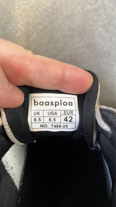 Продам кроссовки летние Baasploa