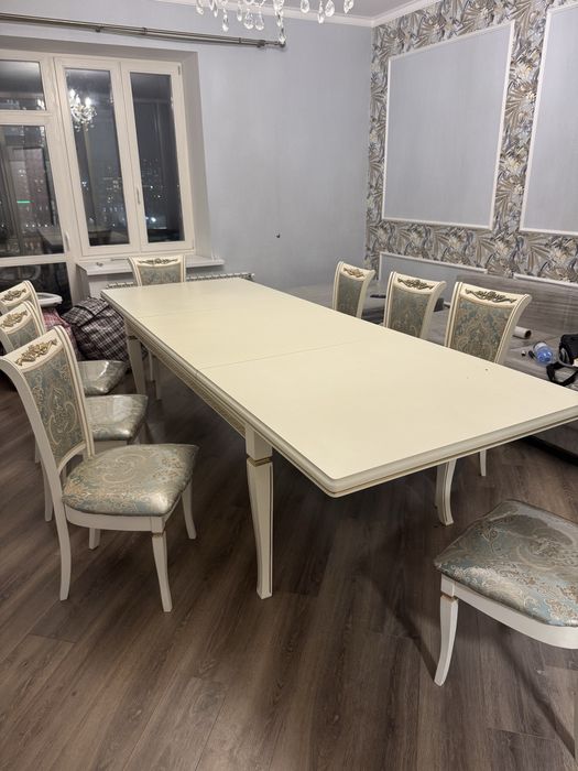Раскладной стол с 8 стульями
