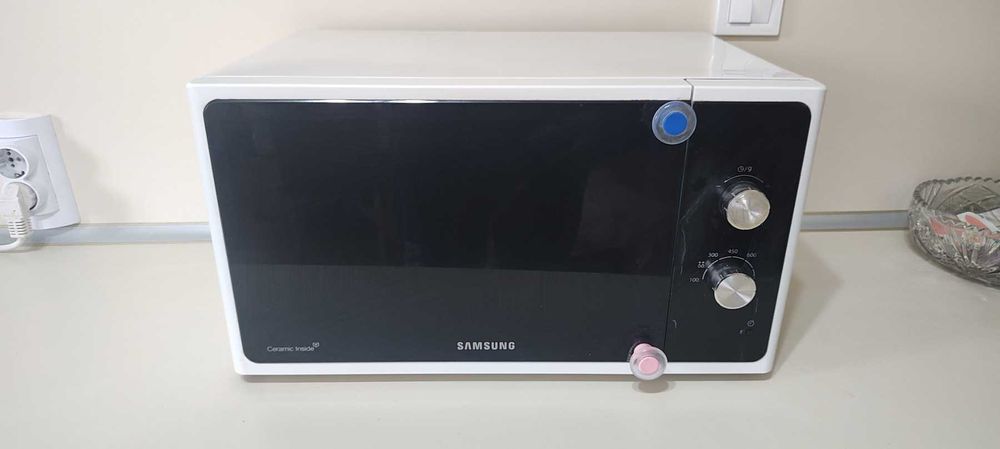 Продавам Микровълнова фурна Samsung MS23F301EAW 23л 800 W