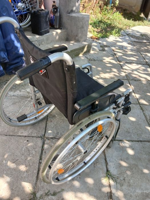 Scaun cu rotile pentru persoane cu dizabilitati