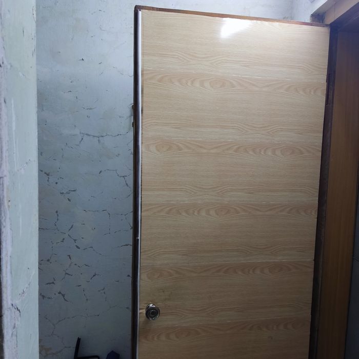 Продам деревянную  дверь