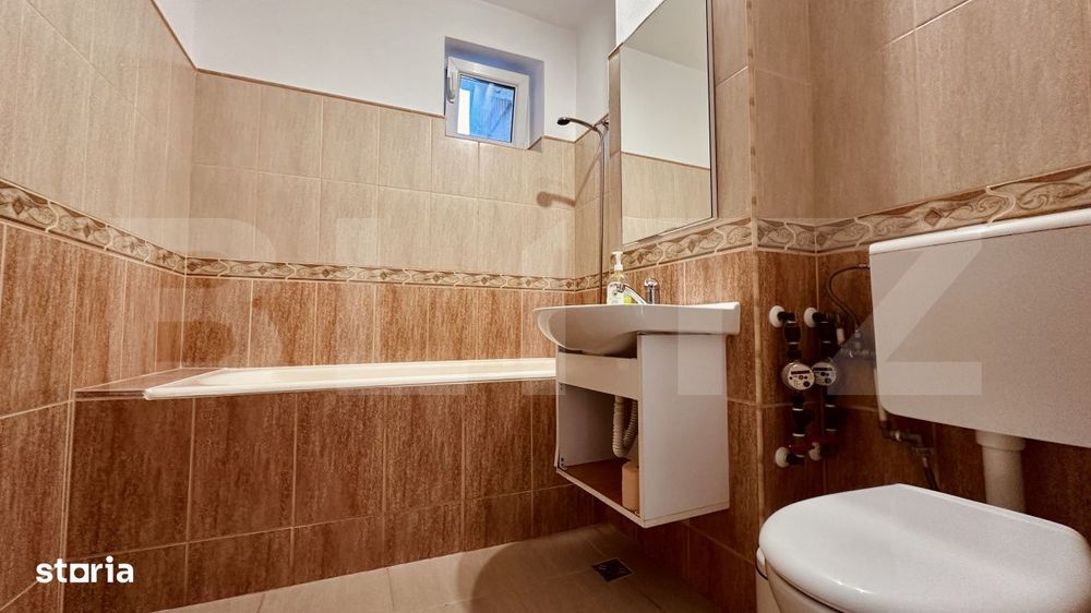 Apartament cu 3 camere, decomandat, etaj 3/4, dubla orientare, Rogeriu