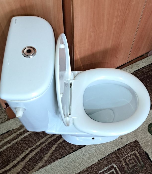 Унитаз в сборе в отличном состоянии б/у