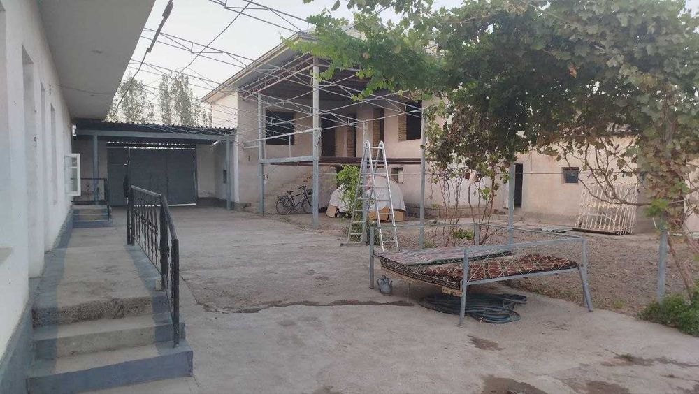 Hovli sotiladi 16 sotix 5xona yashaydigan 3 xona paltara etajka