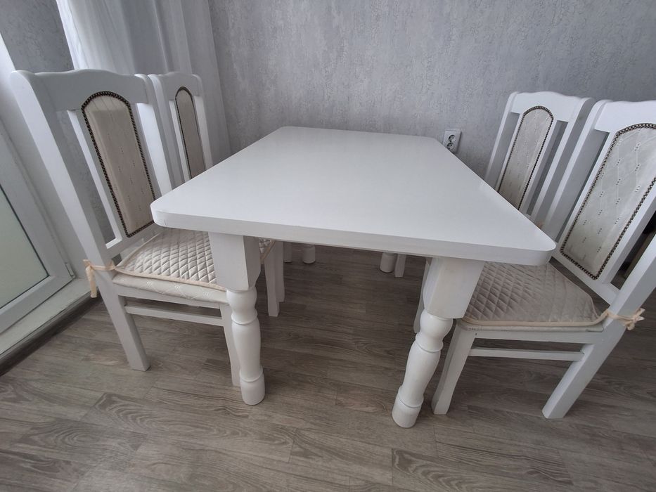 Продается кухонный стол,стулья