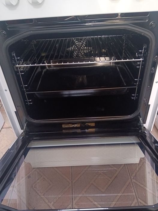 Свободно стояща печка с керамичен плот Gorenje с 2 години Гаранция!