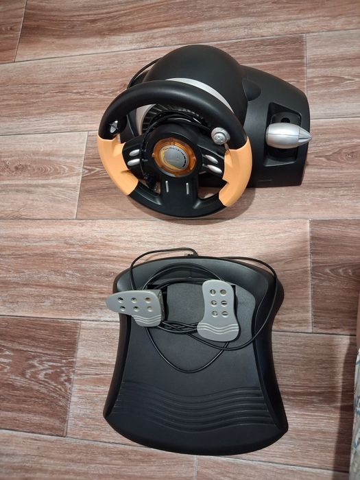 Продам игровой руль с педалью