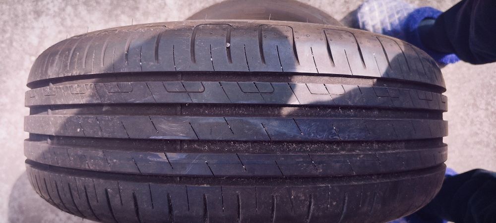 Vând 2 cauciucuri Goodyear 205 55 R17