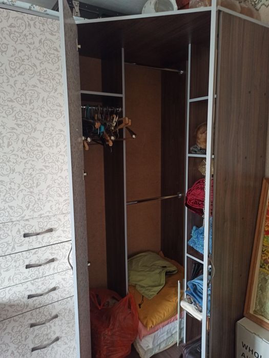Продам угловой шкаф.