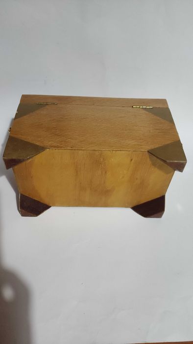 Дървено сандъче с облицовка и метален обков