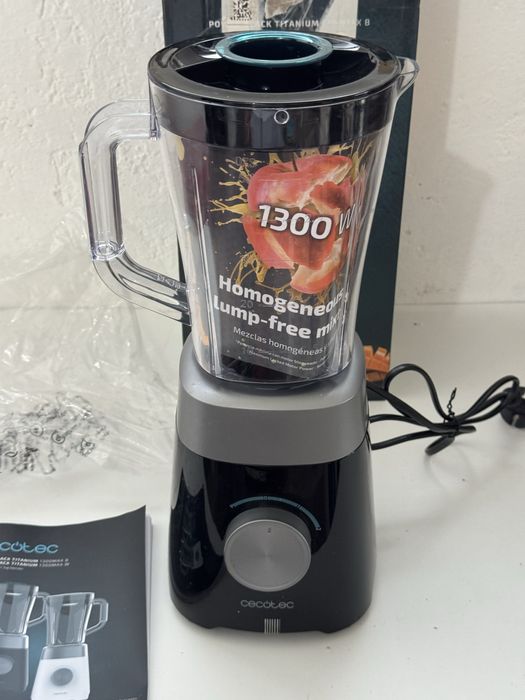 Блендер е модел Cecotec Power Black Titanium 1300MAX B