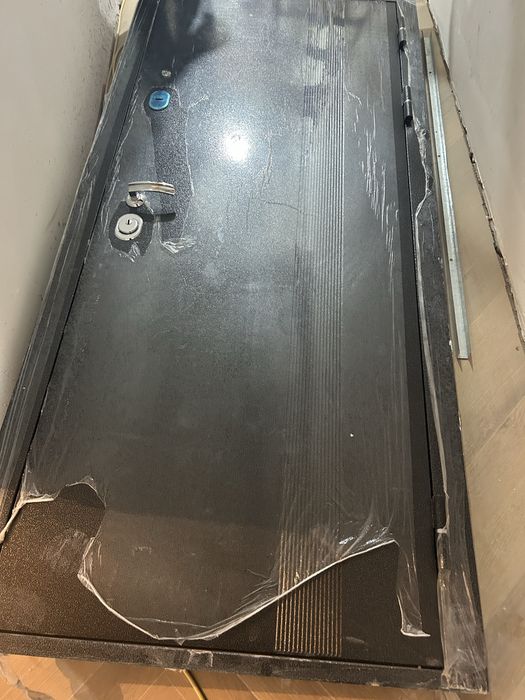 Металлическая дверь