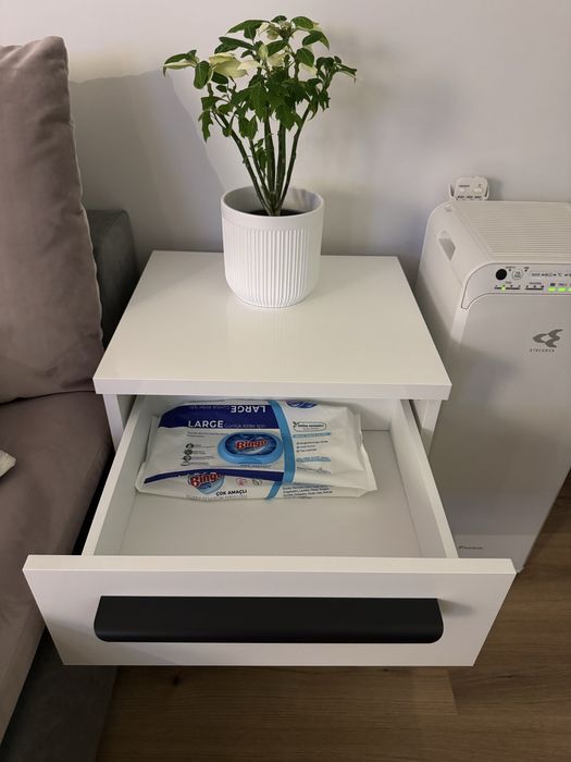 Нощно шкафче бял гланц